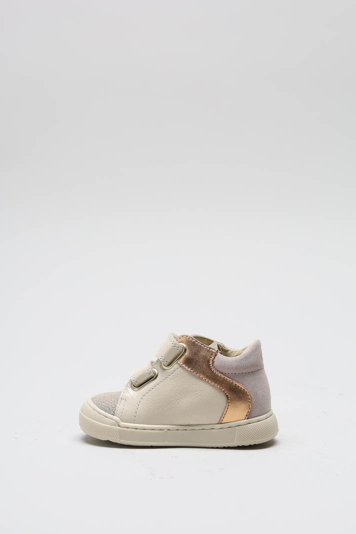 zoom in on Lichtbeige Velcro schoen image Lichtbeige Velcro schoen image