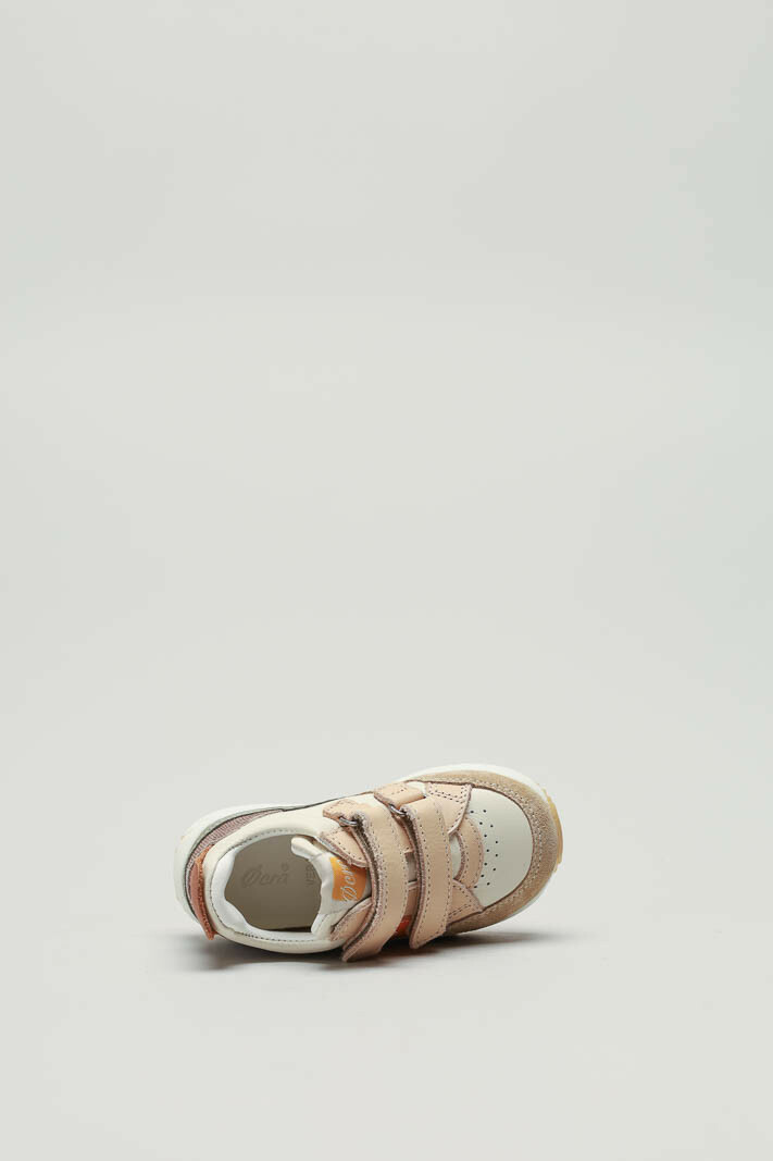 zoom in on Beige Velcro schoen image Beige Velcro schoen image
