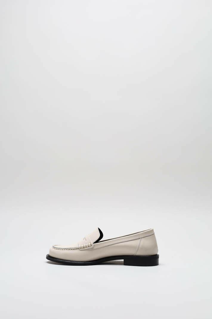 zoom in on Lichtbeige Mocassin image Lichtbeige Mocassin image