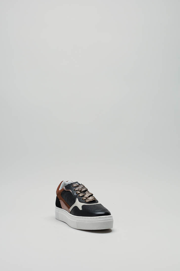zoom in on Zwart Sneaker image Zwart Sneaker image