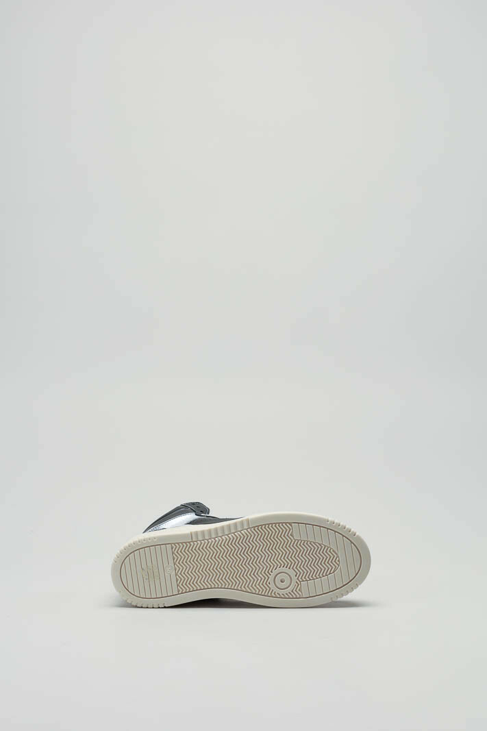 zoom in on Zwart Sneaker image Zwart Sneaker image
