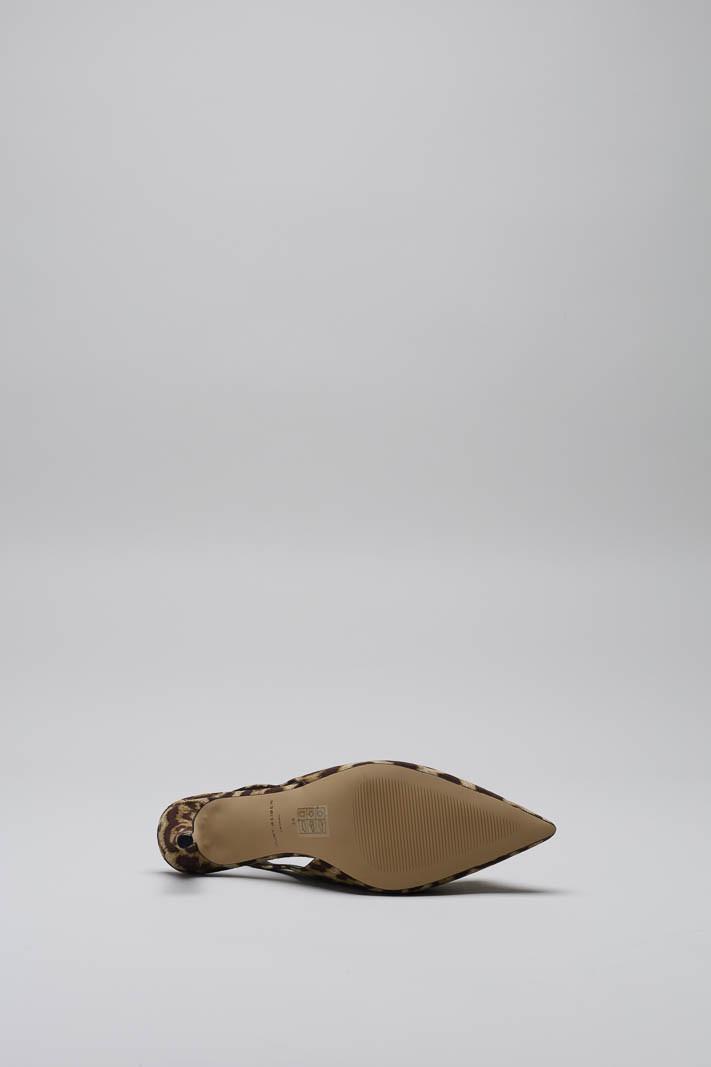 zoom in on Beige Pump image Beige Pump image