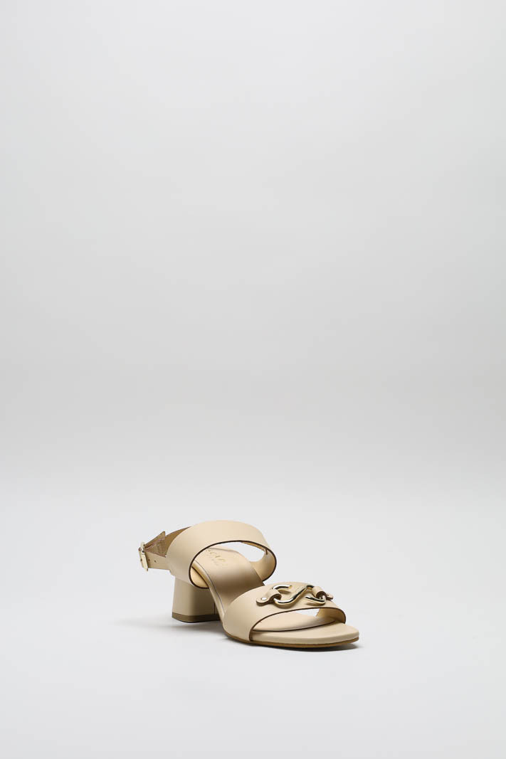 zoom in on Beige Sandaal hak image Beige Sandaal hak image