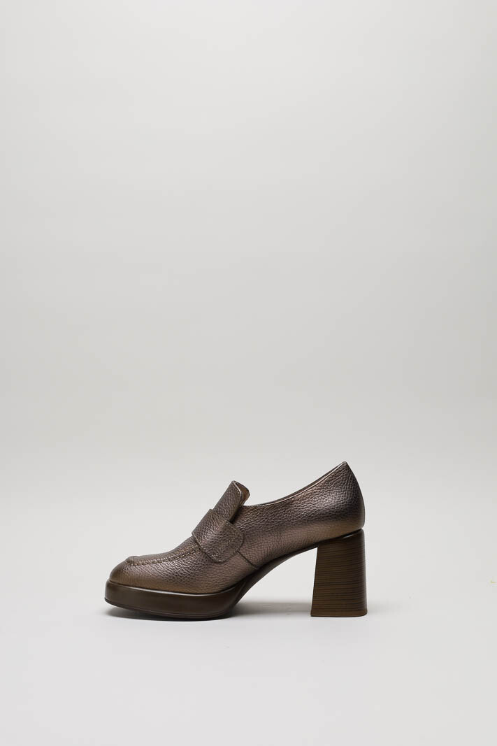 zoom in on Brons Mocassin hak image Brons Mocassin hak image