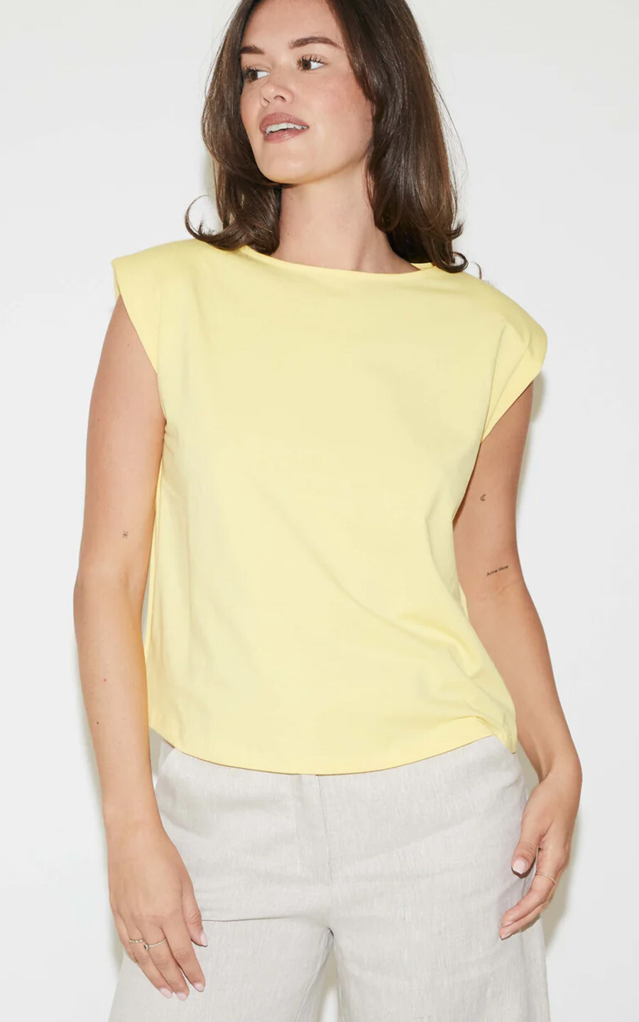 zoom in on Geel T-shirt/top image Geel T-shirt/top image