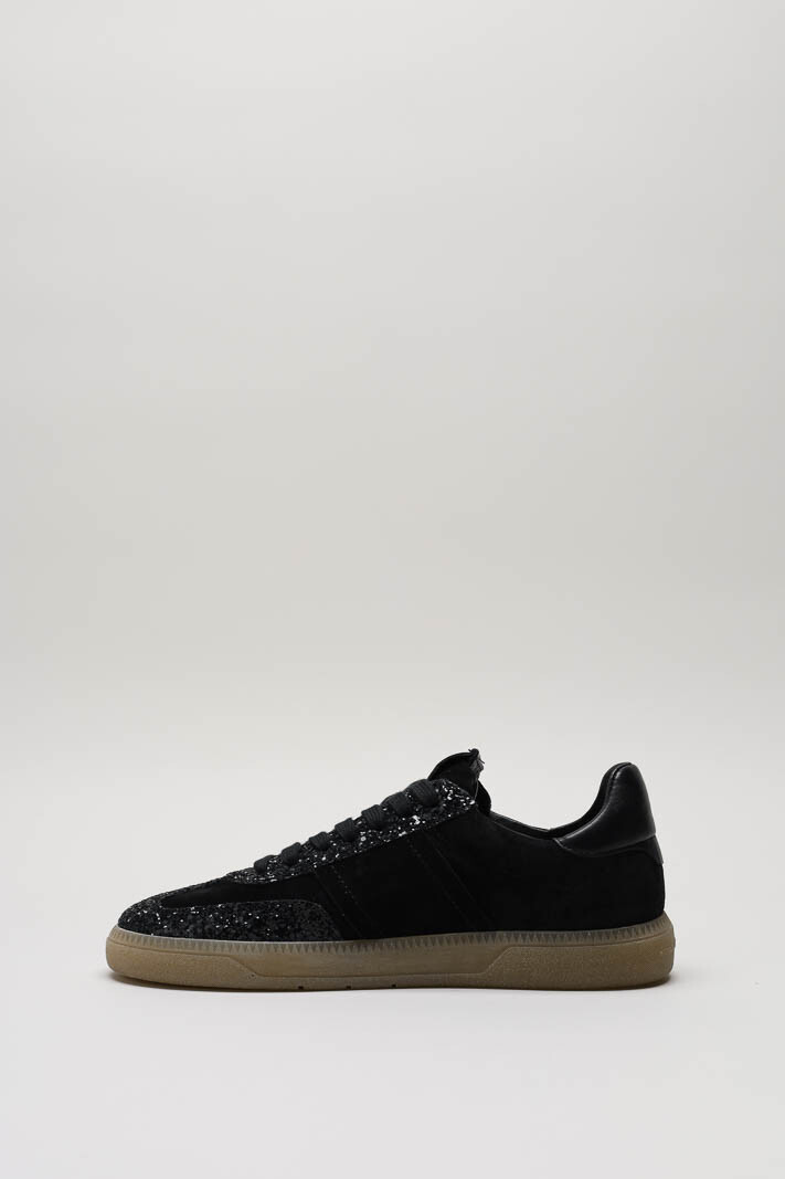 zoom in on Zwart Sneaker image Zwart Sneaker image
