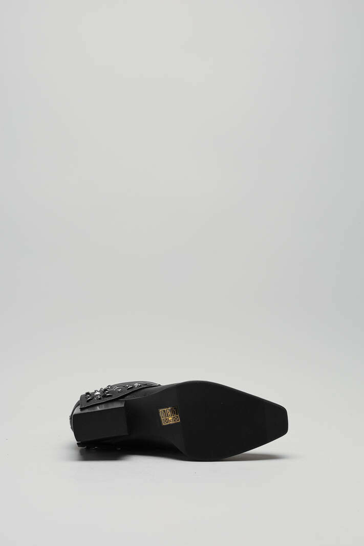 zoom in on Zwart Enkellaars hak image Zwart Enkellaars hak image