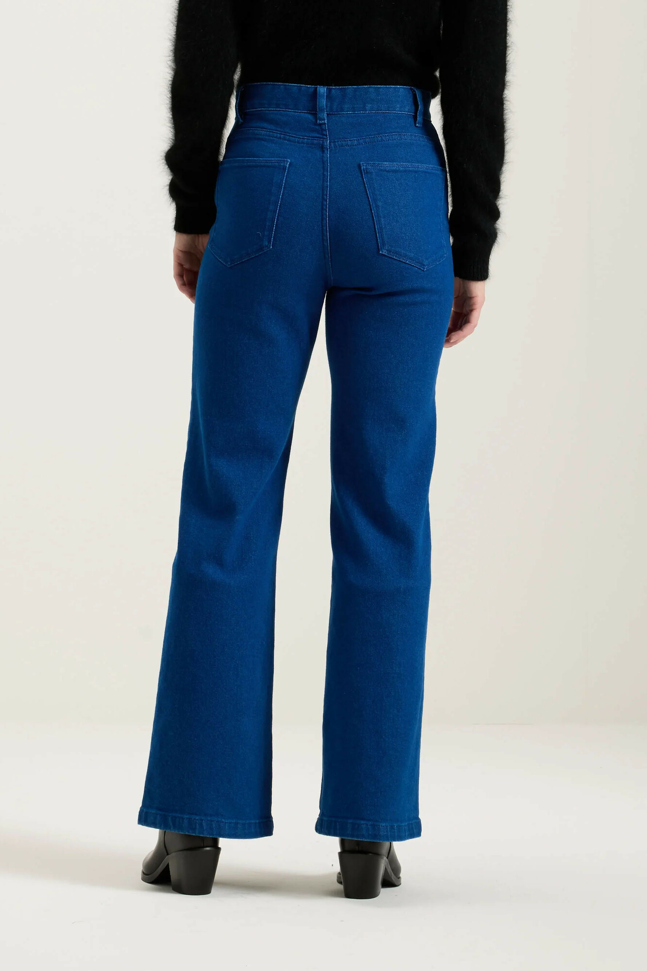 zoom in on Blauw Broek image Blauw Broek image