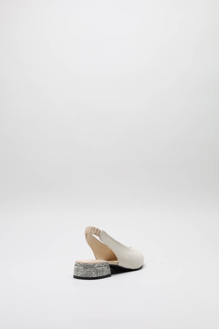 zoom in on Lichtbeige Ballerina image Lichtbeige Ballerina image