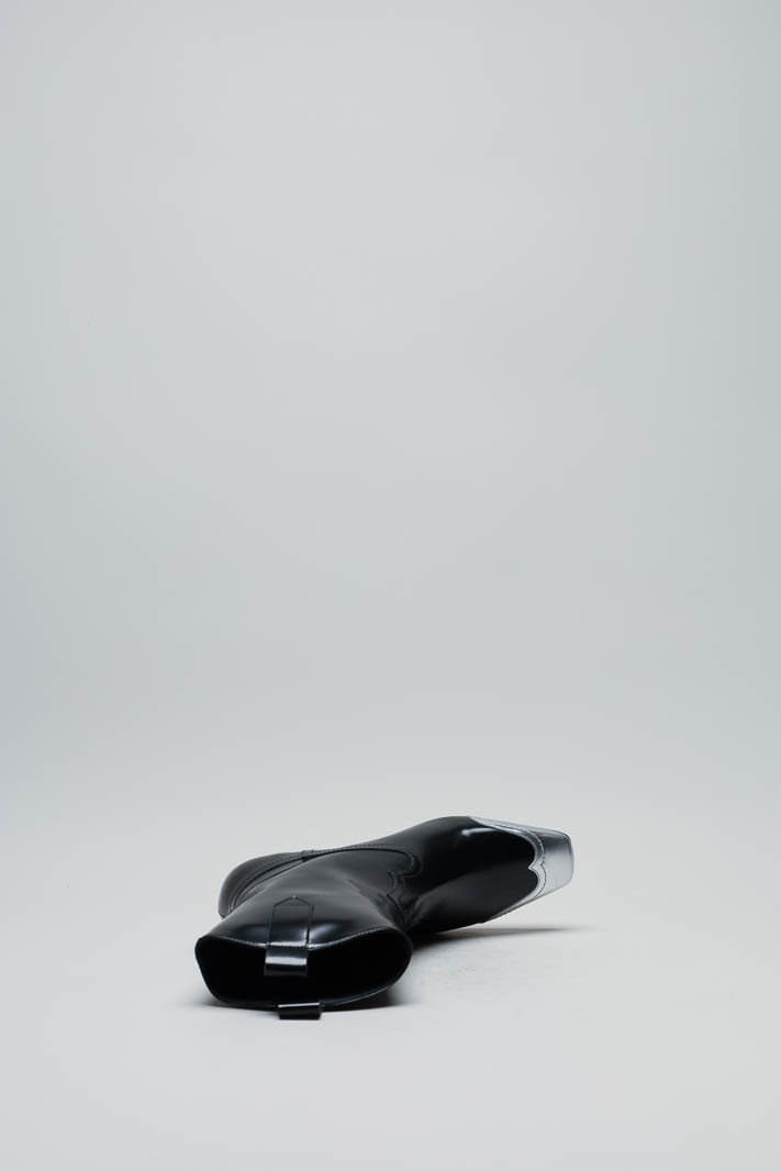 zoom in on Zwart Enkellaars hak image Zwart Enkellaars hak image