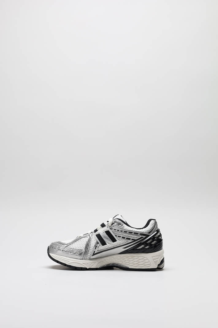 zoom in on Zilver Sneaker image Zilver Sneaker image