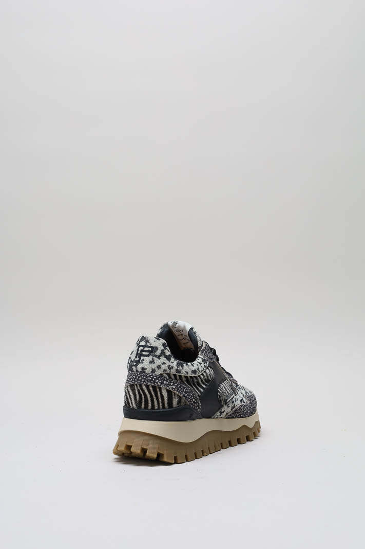 zoom in on Zwart Sneaker image Zwart Sneaker image