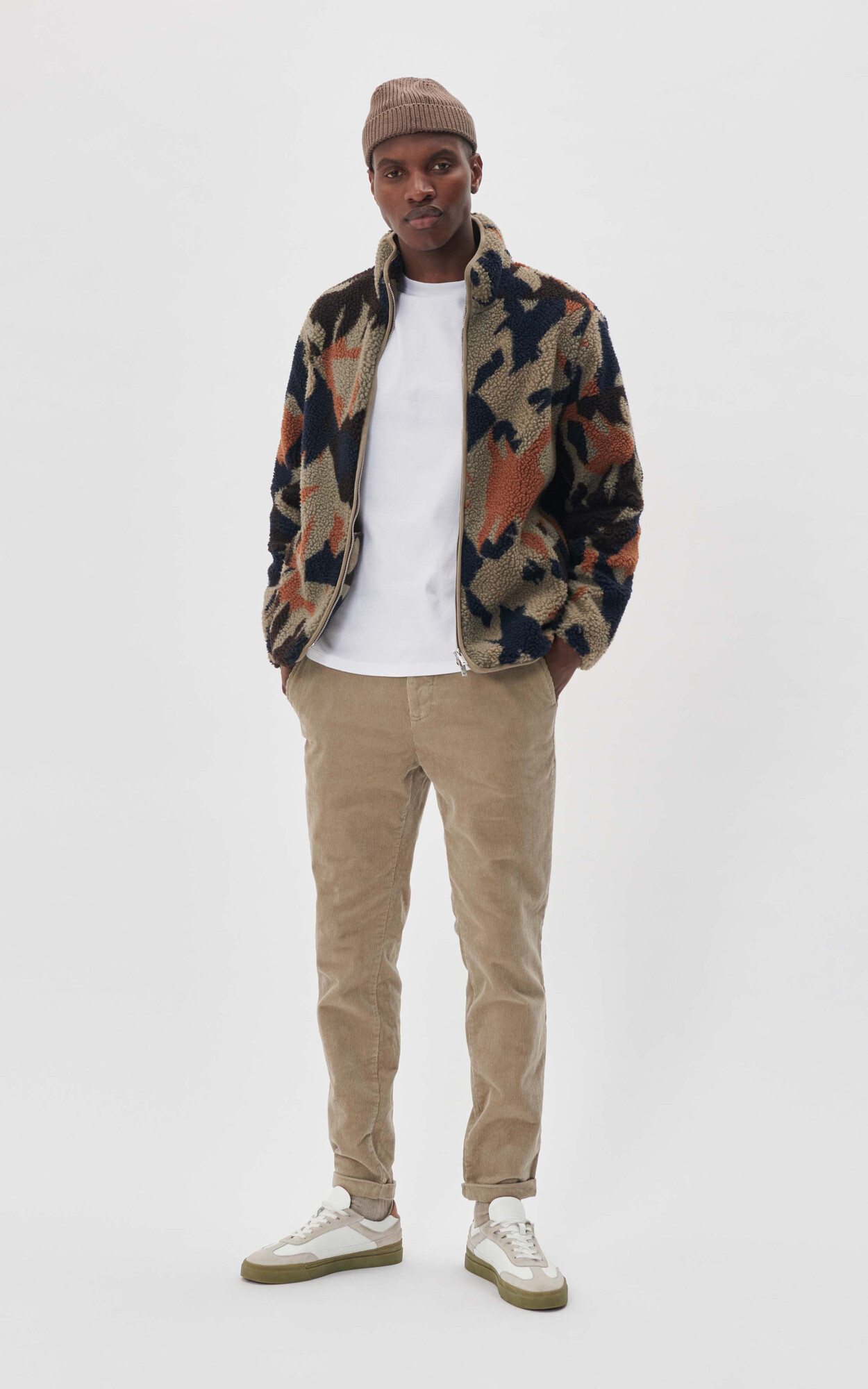 zoom in on Greige Broek image Greige Broek image