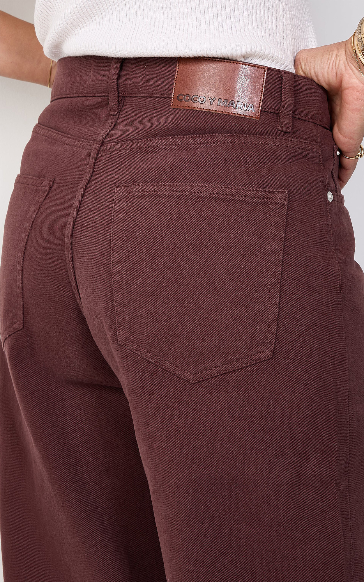 zoom in on Bruin Broek image Bruin Broek image