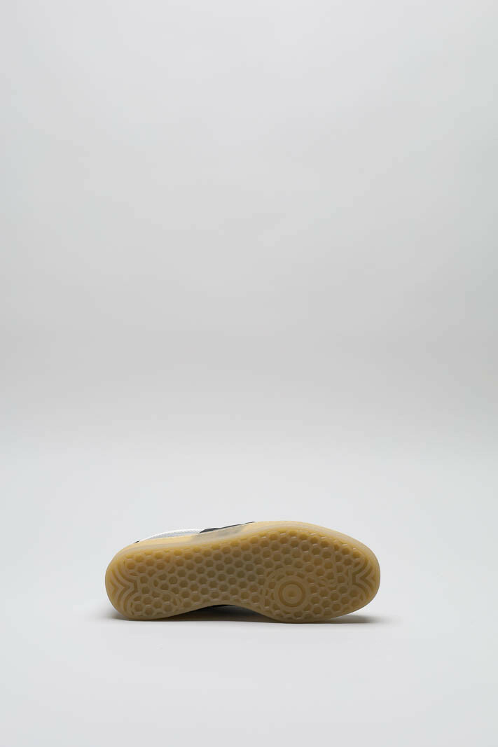 zoom in on Zilver Sneaker image Zilver Sneaker image