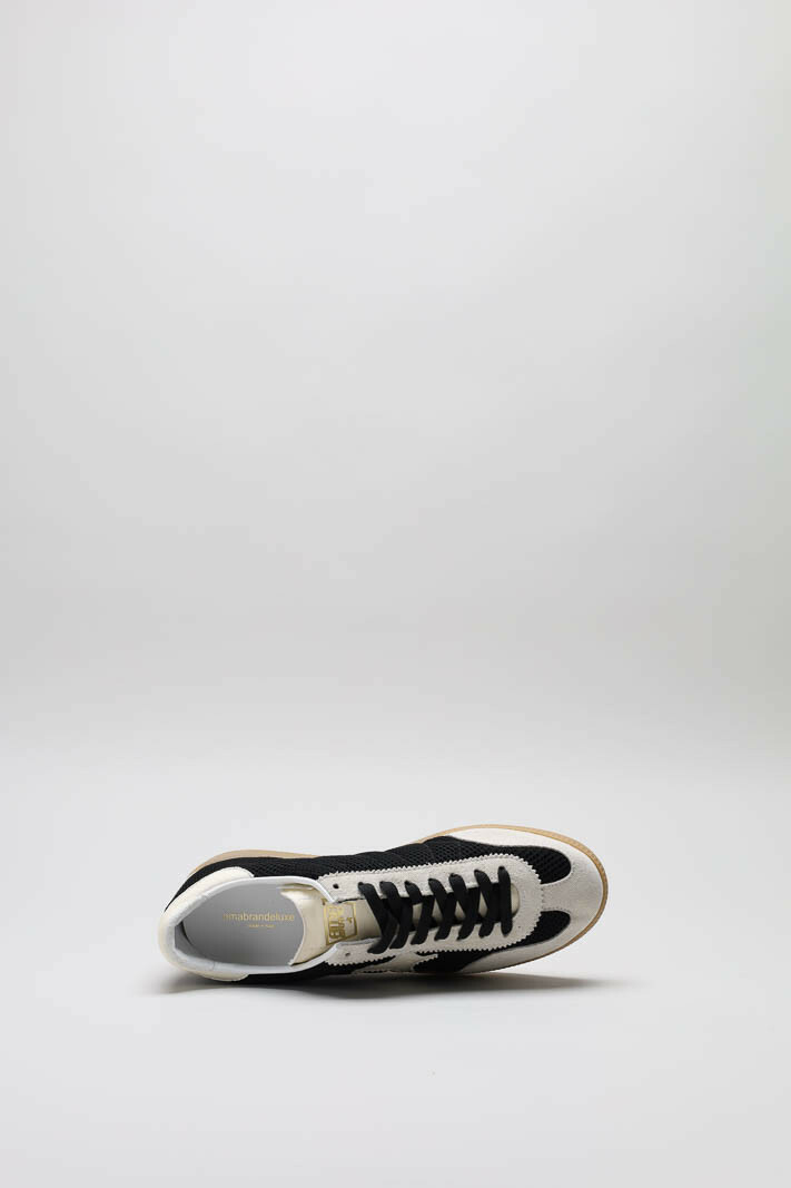 zoom in on Zwart Sneaker image Zwart Sneaker image