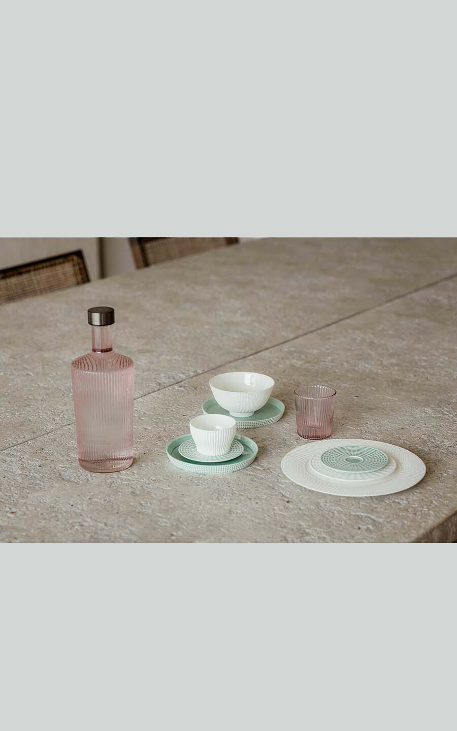 zoom in on Roze Servies en glazen image Roze Servies en glazen image