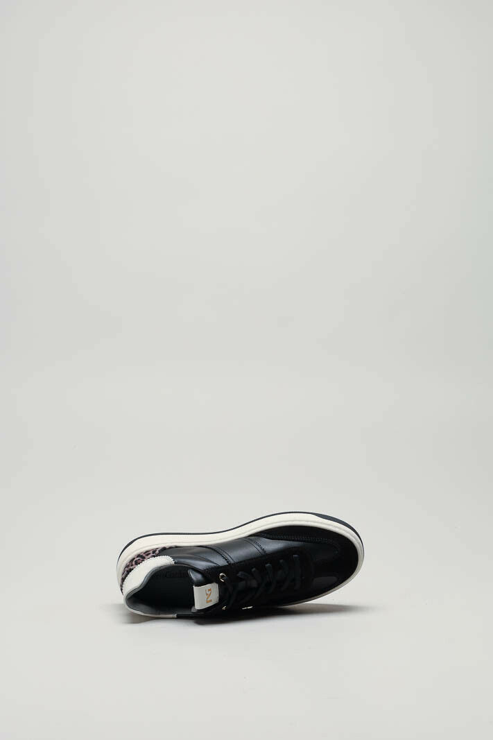zoom in on Zwart Sneaker image Zwart Sneaker image