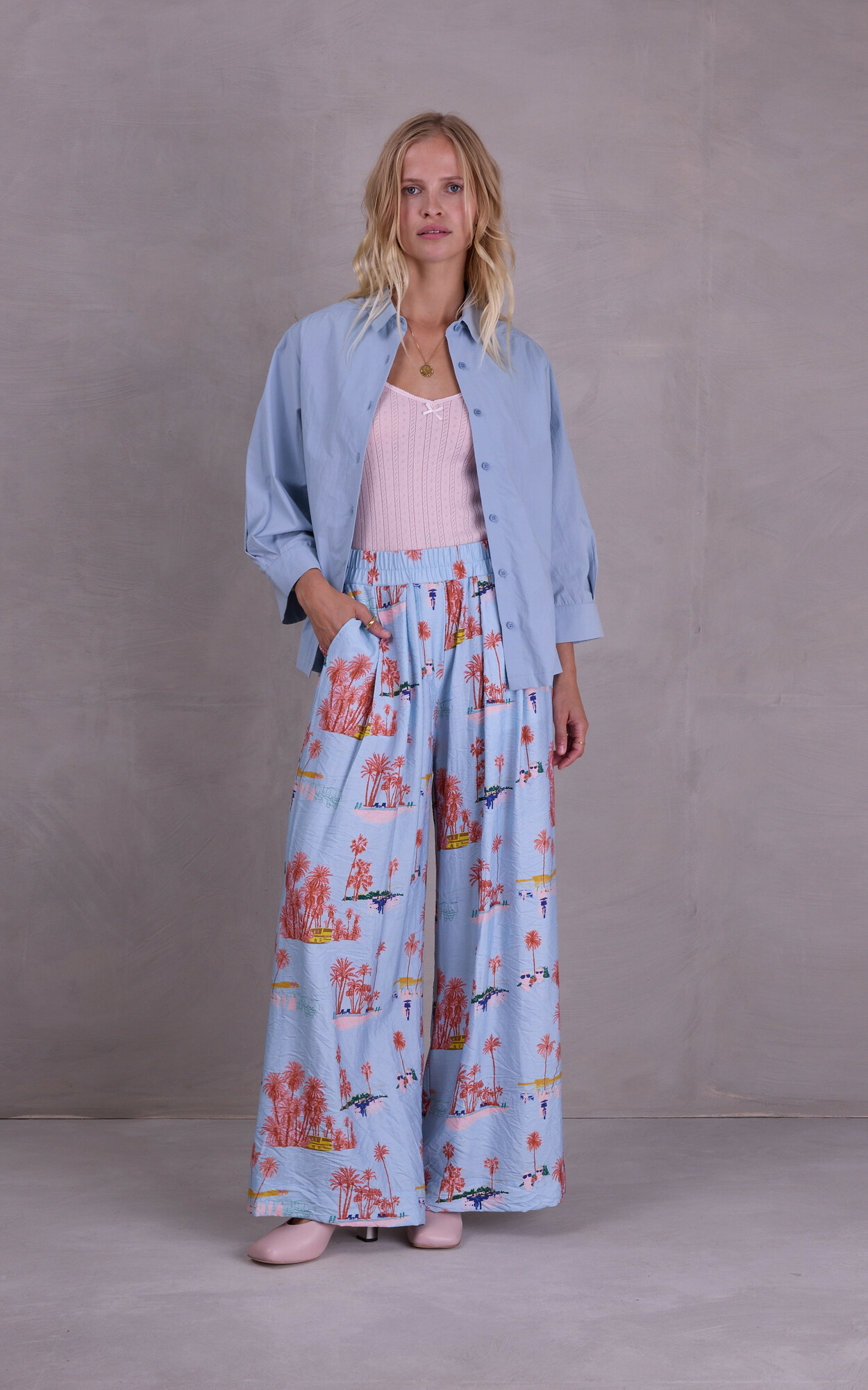 zoom in on Blauw Broek image Blauw Broek image