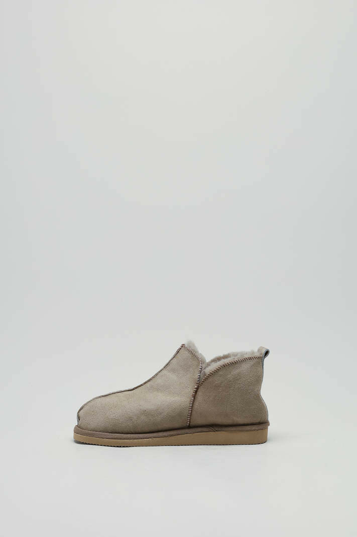 zoom in on Taupe Pantoffel image Taupe Pantoffel image