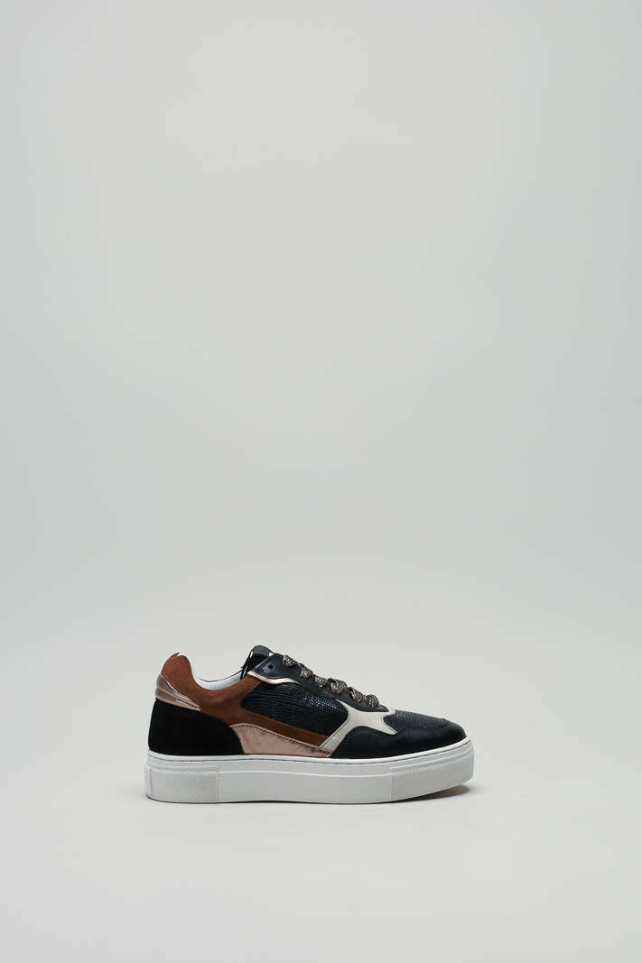 zoom in on Zwart Sneaker image Zwart Sneaker image