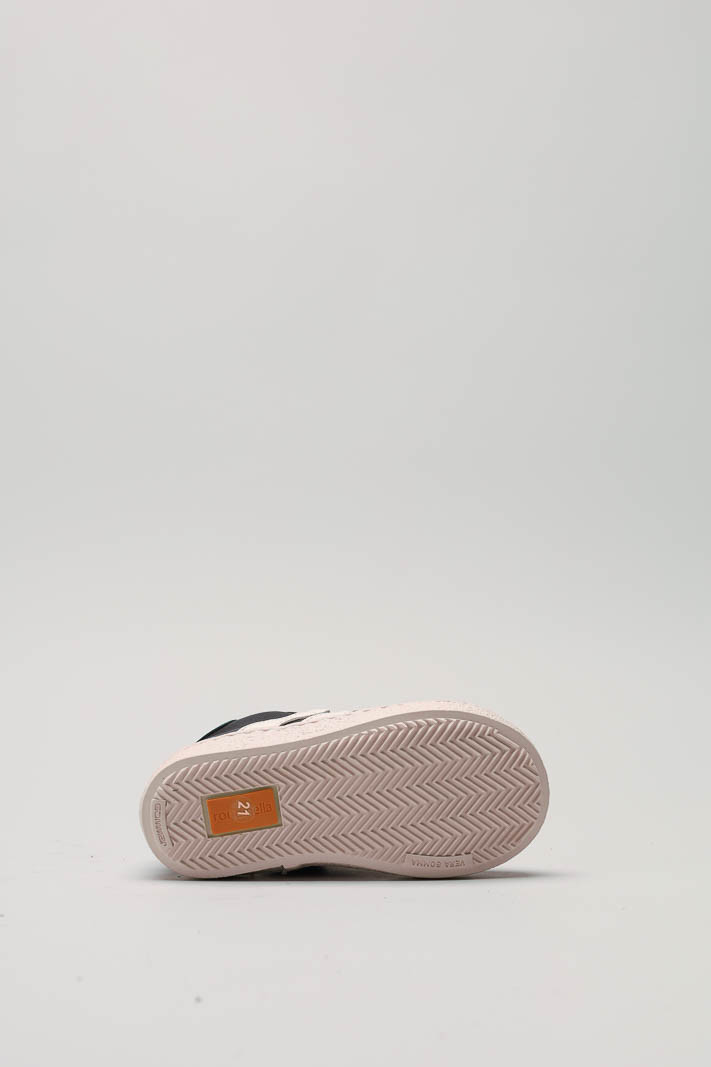 zoom in on Zwart Sneaker image Zwart Sneaker image