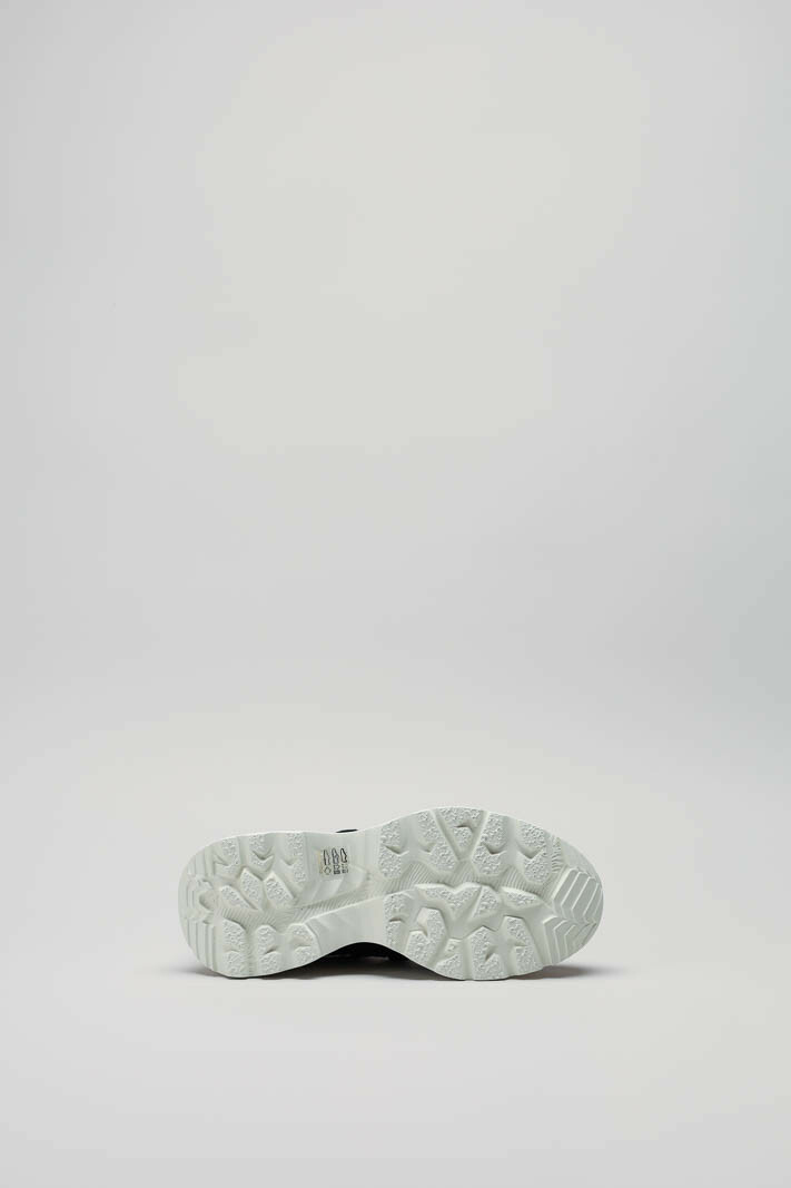 zoom in on Zwart Sneaker image Zwart Sneaker image