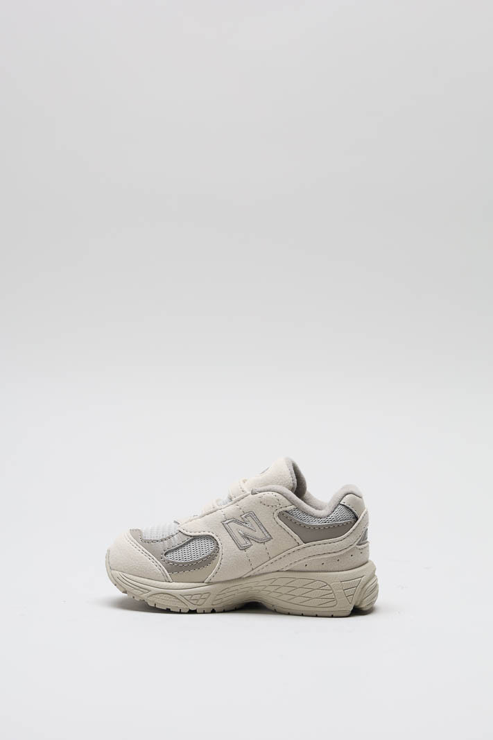 zoom in on Ecru Velcro schoen image Ecru Velcro schoen image