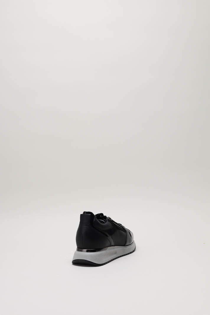 zoom in on Zwart Sneaker image Zwart Sneaker image