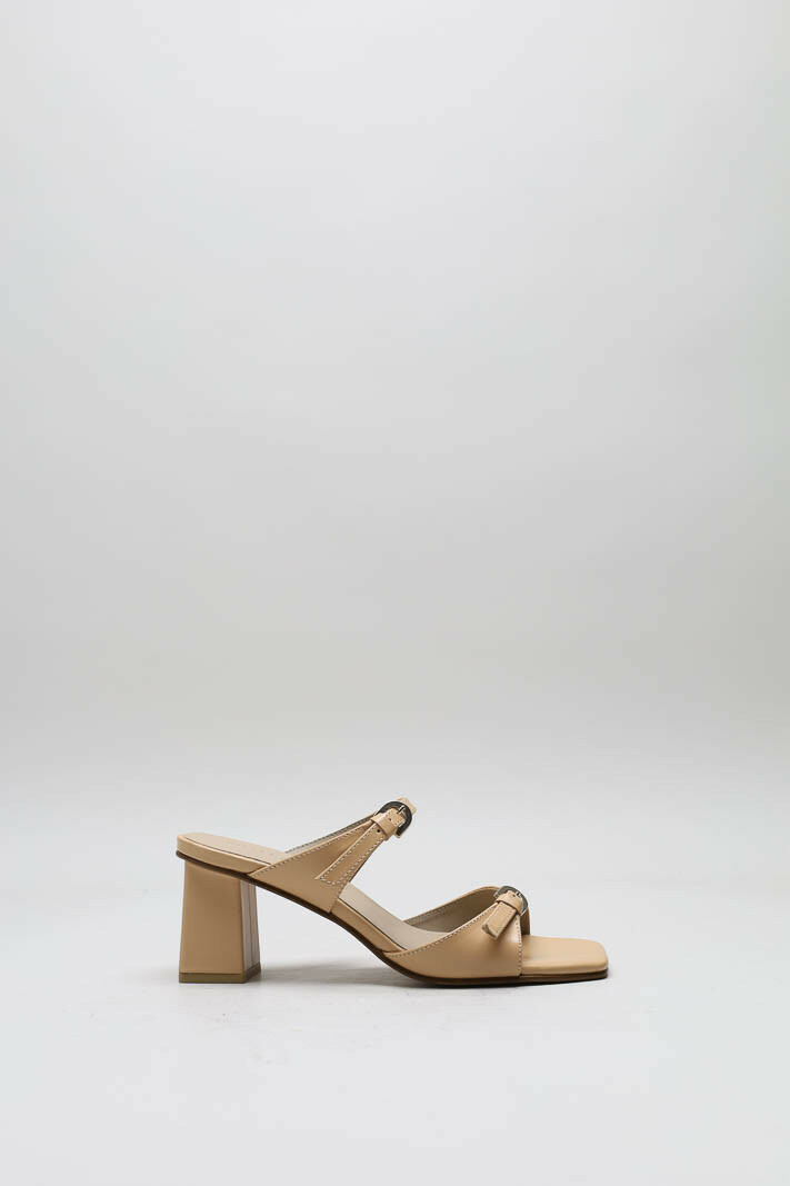 zoom in on Beige Muiltje image Beige Muiltje image