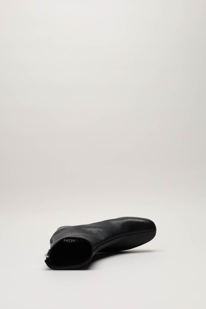 zoom in on Zwart Enkellaars hak image Zwart Enkellaars hak image