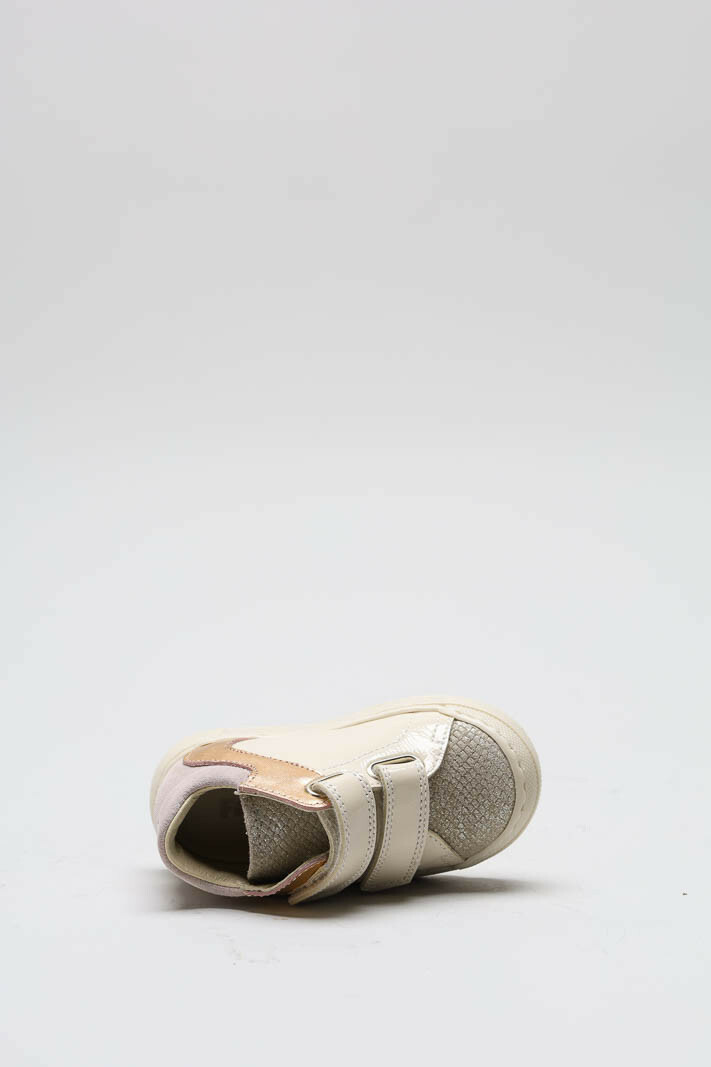 zoom in on Lichtbeige Velcro schoen image Lichtbeige Velcro schoen image