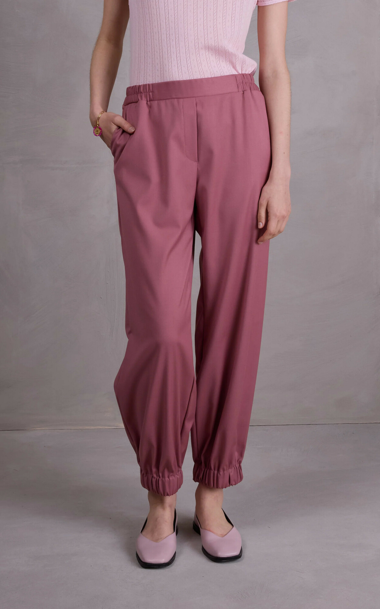 zoom in on Oudroze Broek image Oudroze Broek image