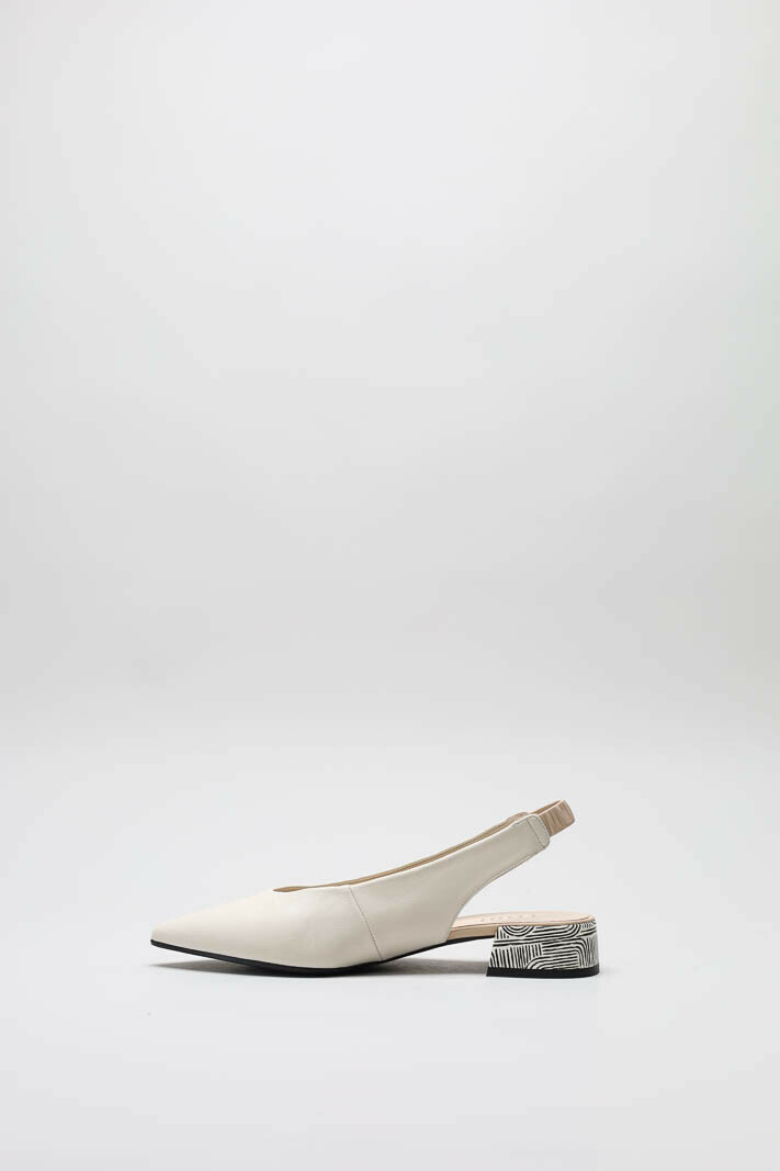 zoom in on Lichtbeige Ballerina image Lichtbeige Ballerina image
