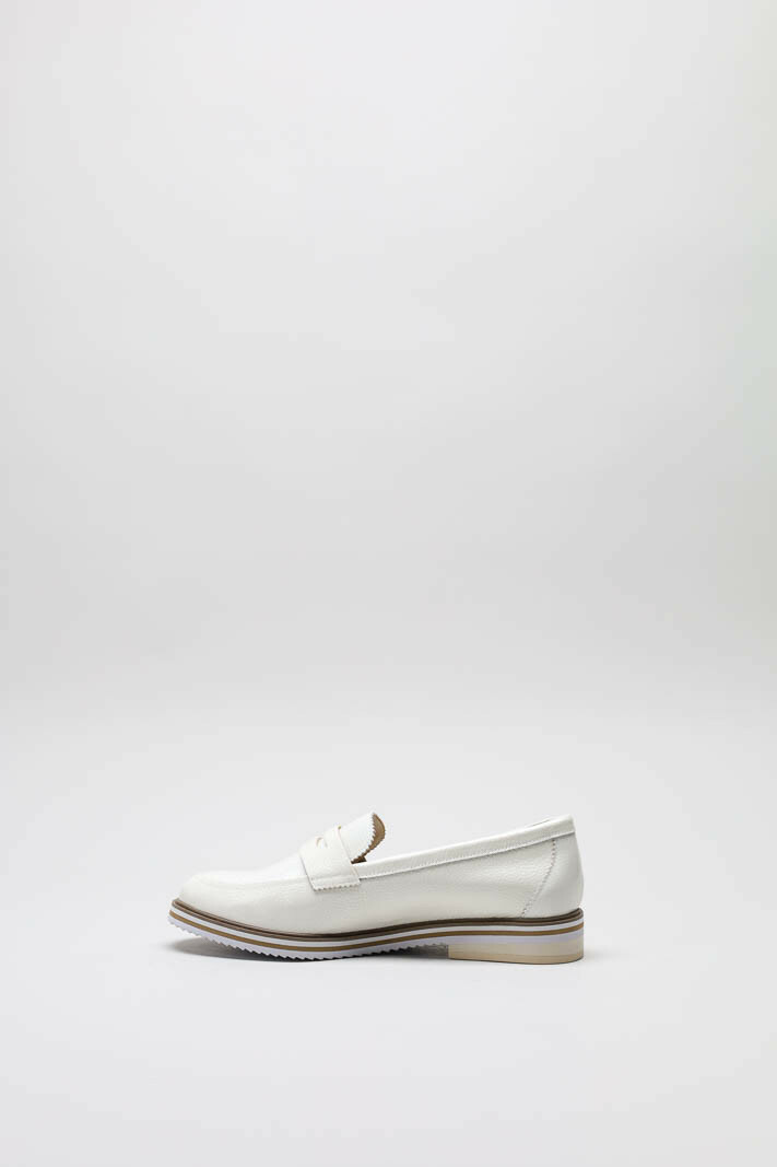 zoom in on Wit Mocassin image Wit Mocassin image