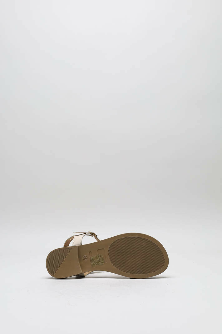 zoom in on Lichtbeige Sandaal plat image Lichtbeige Sandaal plat image