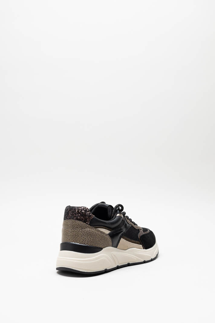 zoom in on Zwart Sneaker image Zwart Sneaker image