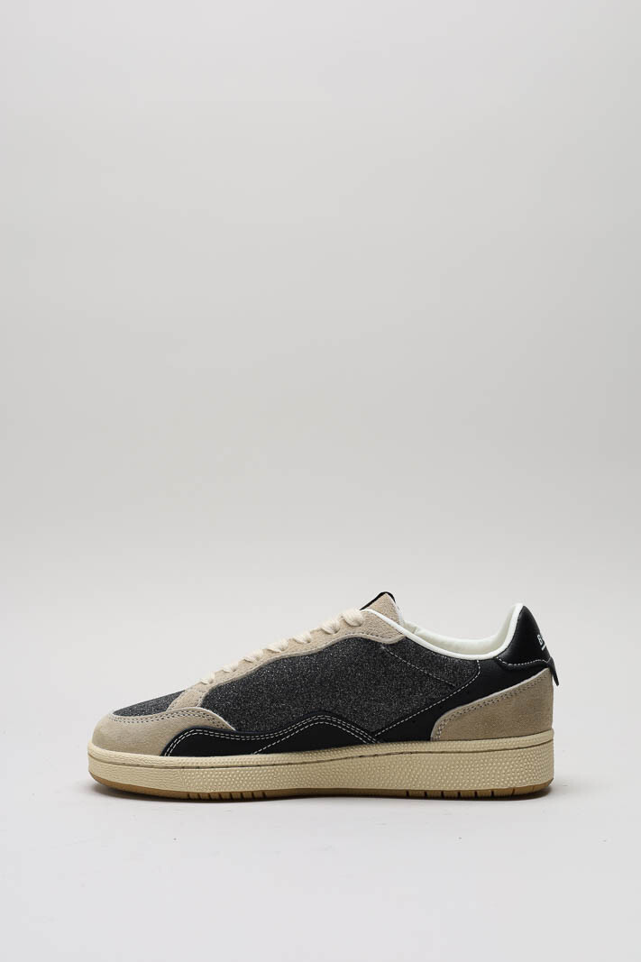 zoom in on Zwart Sneaker image Zwart Sneaker image
