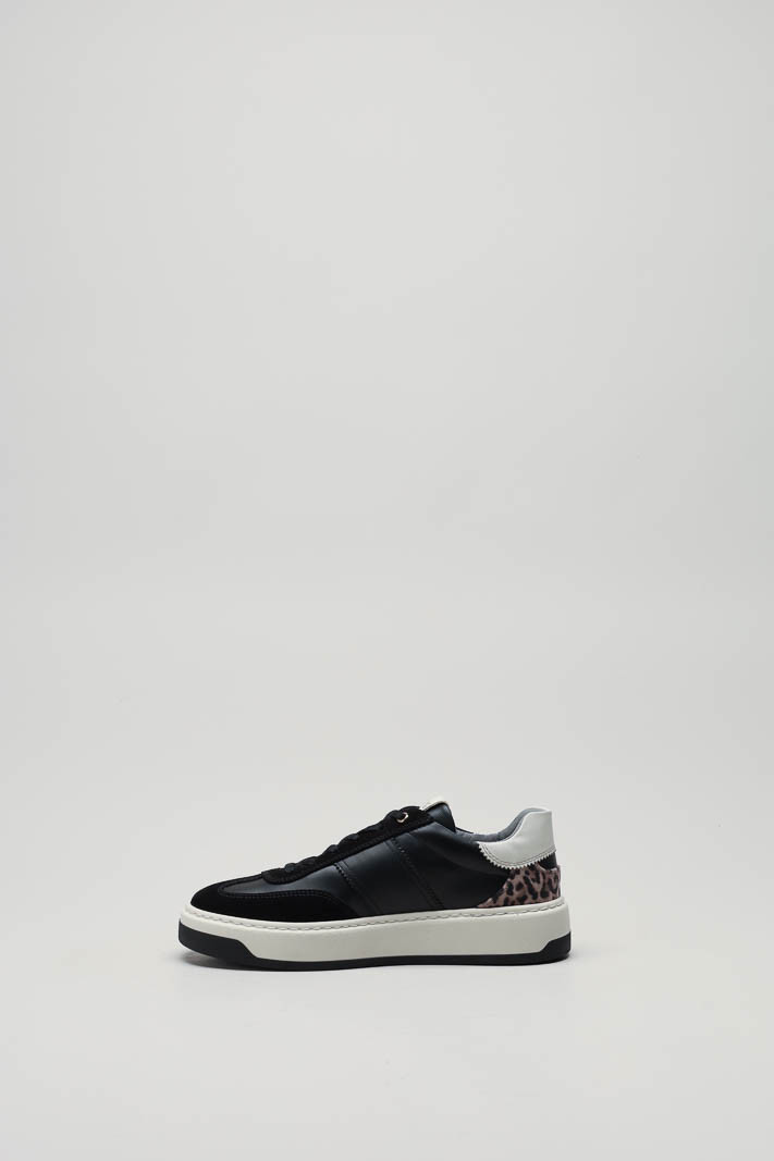 zoom in on Zwart Sneaker image Zwart Sneaker image