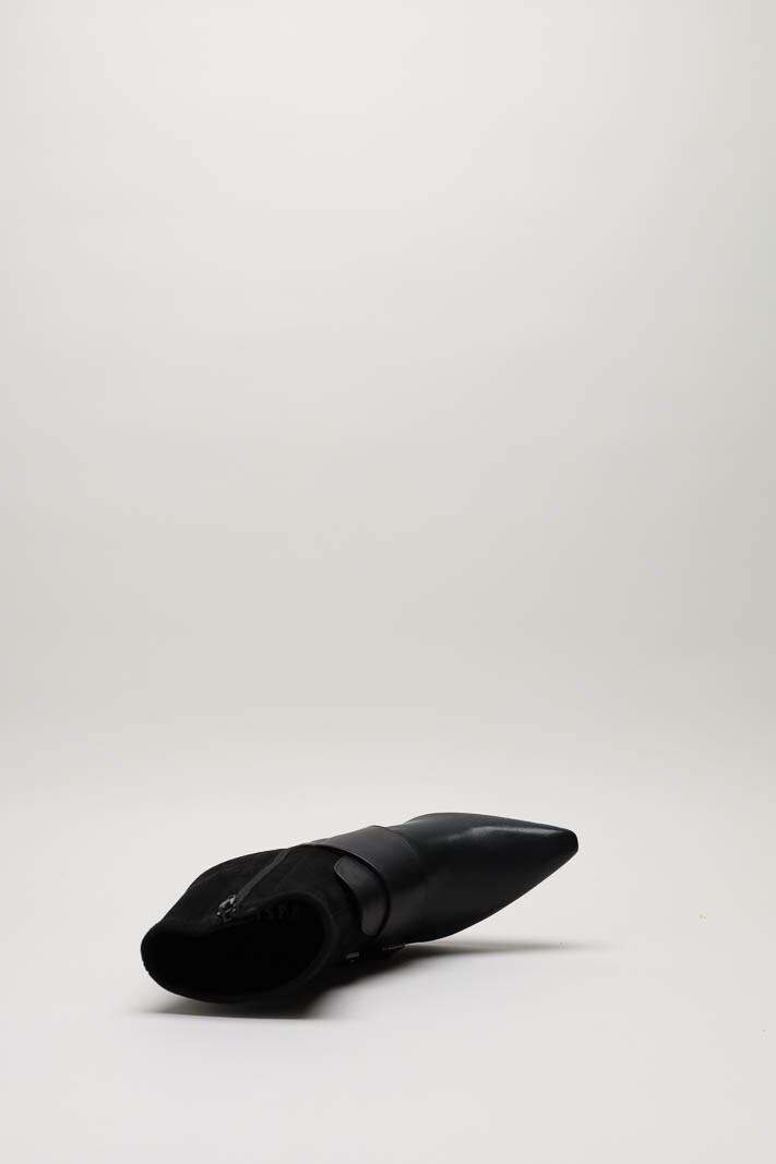 zoom in on Zwart Enkellaars hak image Zwart Enkellaars hak image