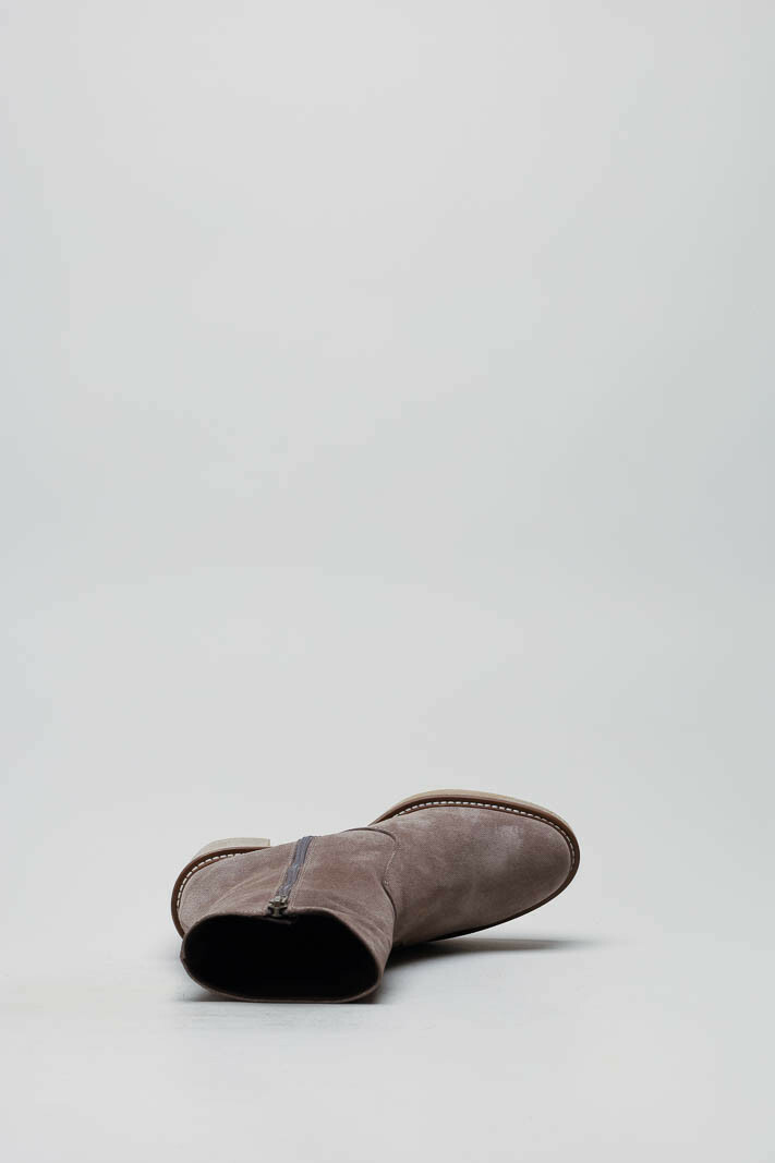 zoom in on Taupe Enkellaars hak image Taupe Enkellaars hak image