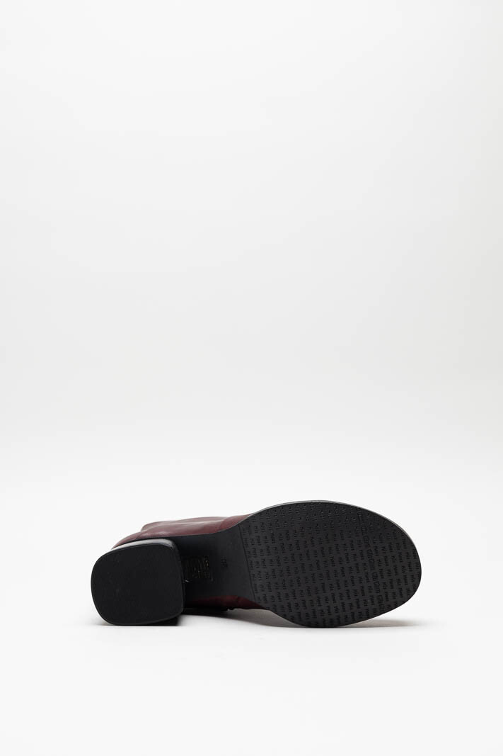zoom in on Aubergine Enkellaars hak image Aubergine Enkellaars hak image