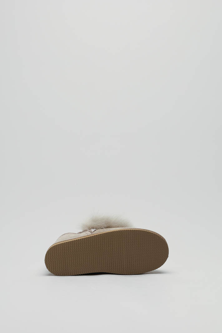 zoom in on Taupe Pantoffel image Taupe Pantoffel image