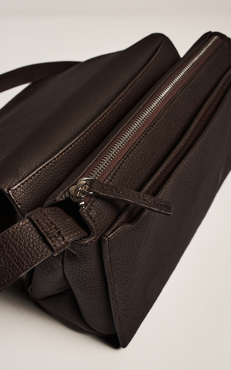 Donkerbruin Cross body image