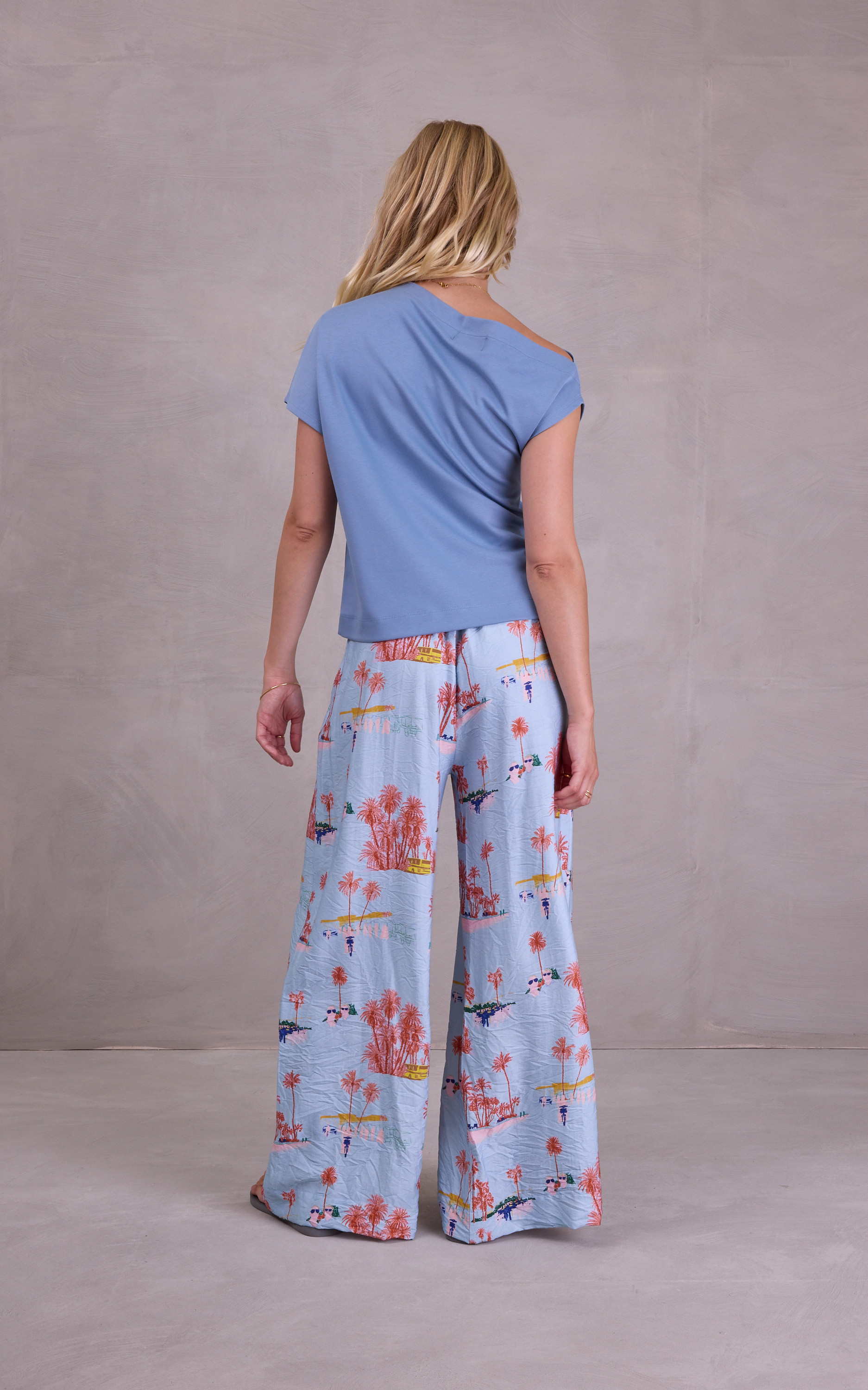 zoom in on Blauw T-shirt/top image Blauw T-shirt/top image