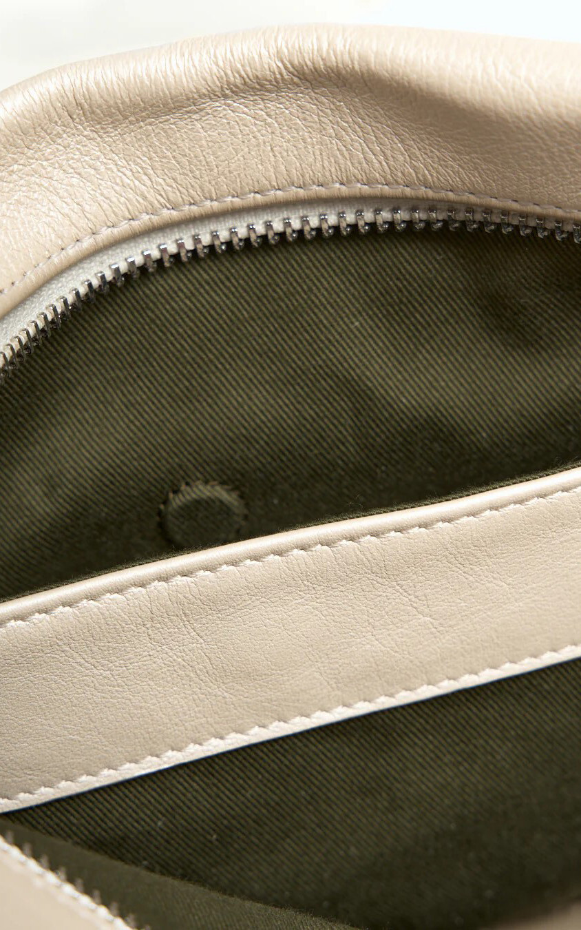 Lichtbeige Cross body image