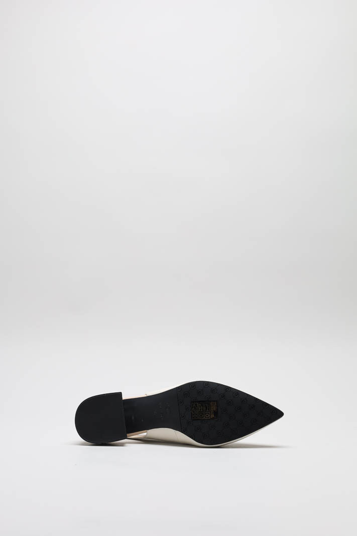 zoom in on Lichtbeige Ballerina image Lichtbeige Ballerina image