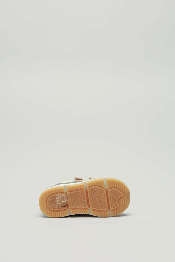 zoom in on Beige Velcro schoen image Beige Velcro schoen image