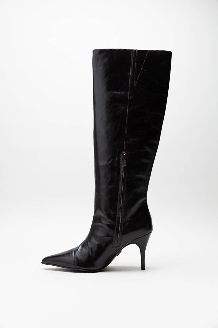 zoom in on Donkerbruin Laars image Donkerbruin Laars image