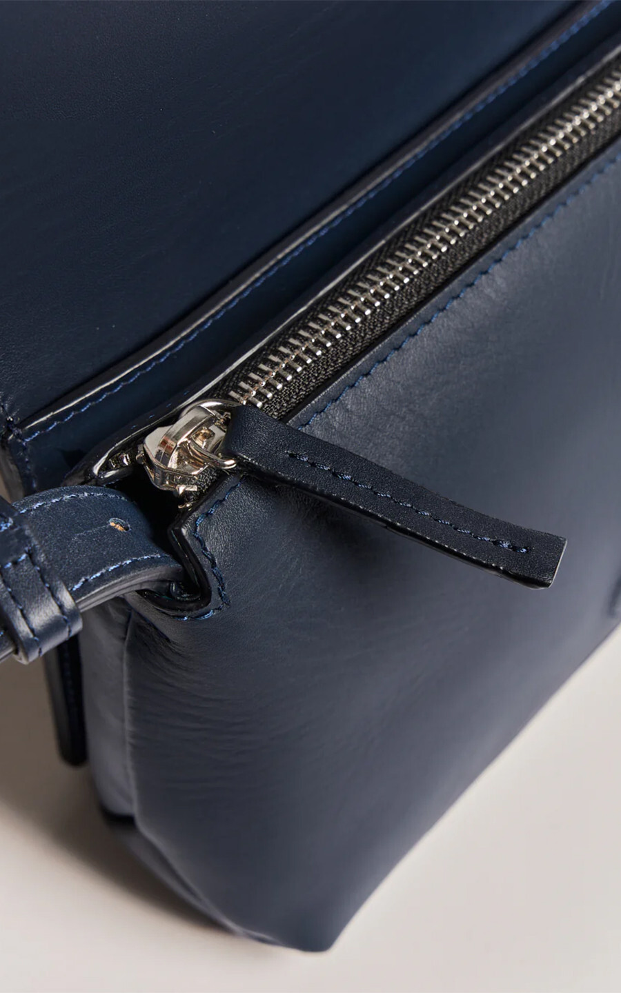 Donkerblauw Cross body image